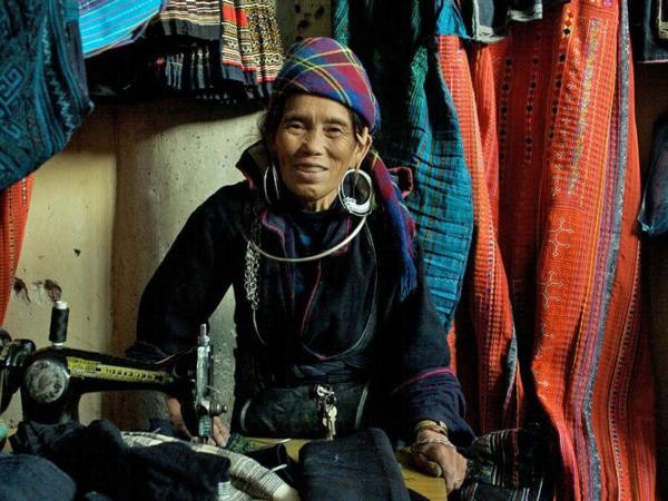 Một người phụ nữ bán đồ lưu niệm ở chợ vùng cao Sapa.
